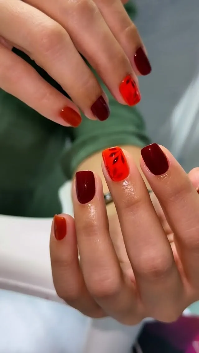 Höst vibes on nails Autumn colors never go out of style Gellack på naturliga naglar